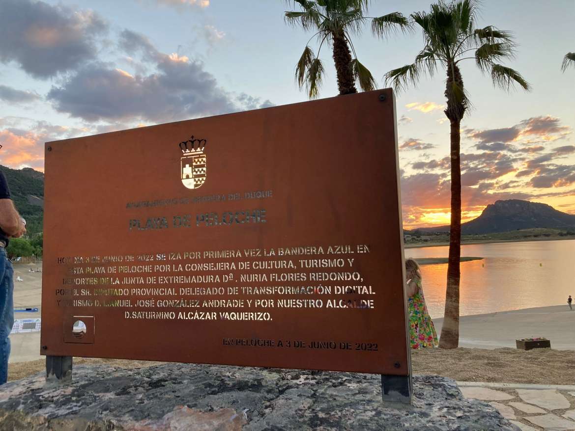 La playa dulce de Peloche de Herrera del Duque ya luce su bandera azul