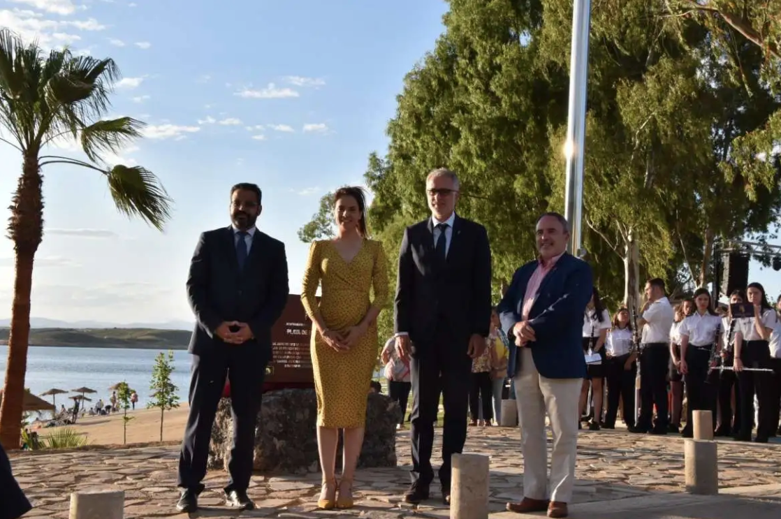 Nuria Flores asiste al izado de la bandera azul en la playa de Peloche